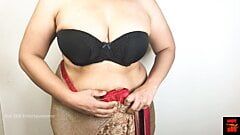 Quente indiana milf em sexy saree mostrando suas curvas