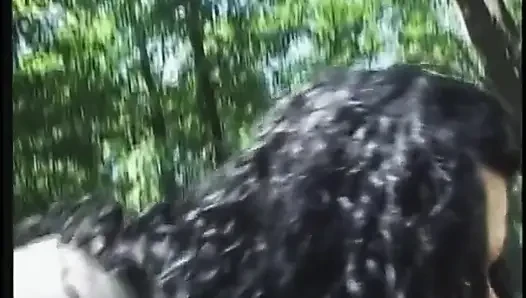 Wanita dewasa rambut cokelat dengan toket besar lagi asik ngentot di luar ruangan