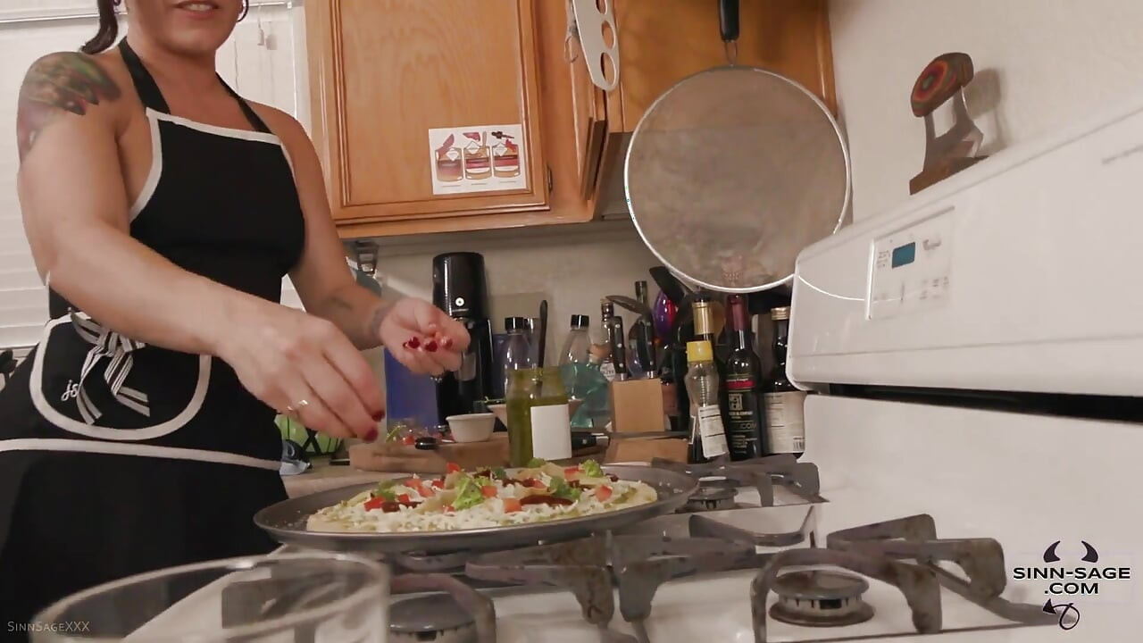 Office Pizza Party Giantess Featuring Sinn Sage