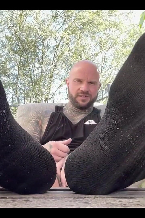 Upravo sam se vratio iz teretane i sjedim u dvorištu