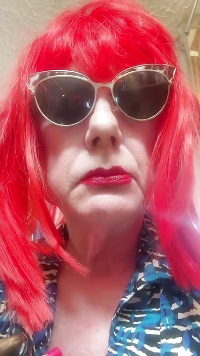 SMOKING VS120 MENTHOLS IN THE BATHROOM - PINK WIG, BLACK GLOVES