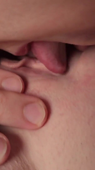 Lưỡi đưa âm vật lên cực khoái nhiều lần trong cận cảnh | Clip 1