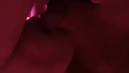 Kırmızı ışık 25 yaşındaki orta yaşlı seksi kadın amcığını dölle kaplıyor sürpriz fışkırtma
