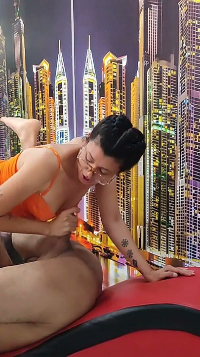 Żona nie przestaje rżnąć soczystej dupy męża. Pegging i rimming | Clip 2