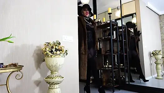 Femme fatale trägt pelzmantel und lederhandschuhe