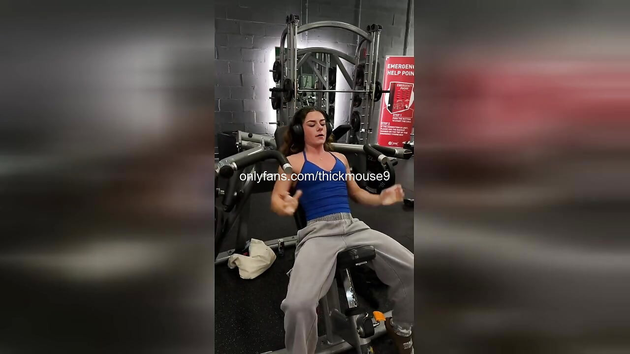 Oeps in de sportschool: nauwelijks legaal het poesje van een meisje blootstellen tijdens de training!
