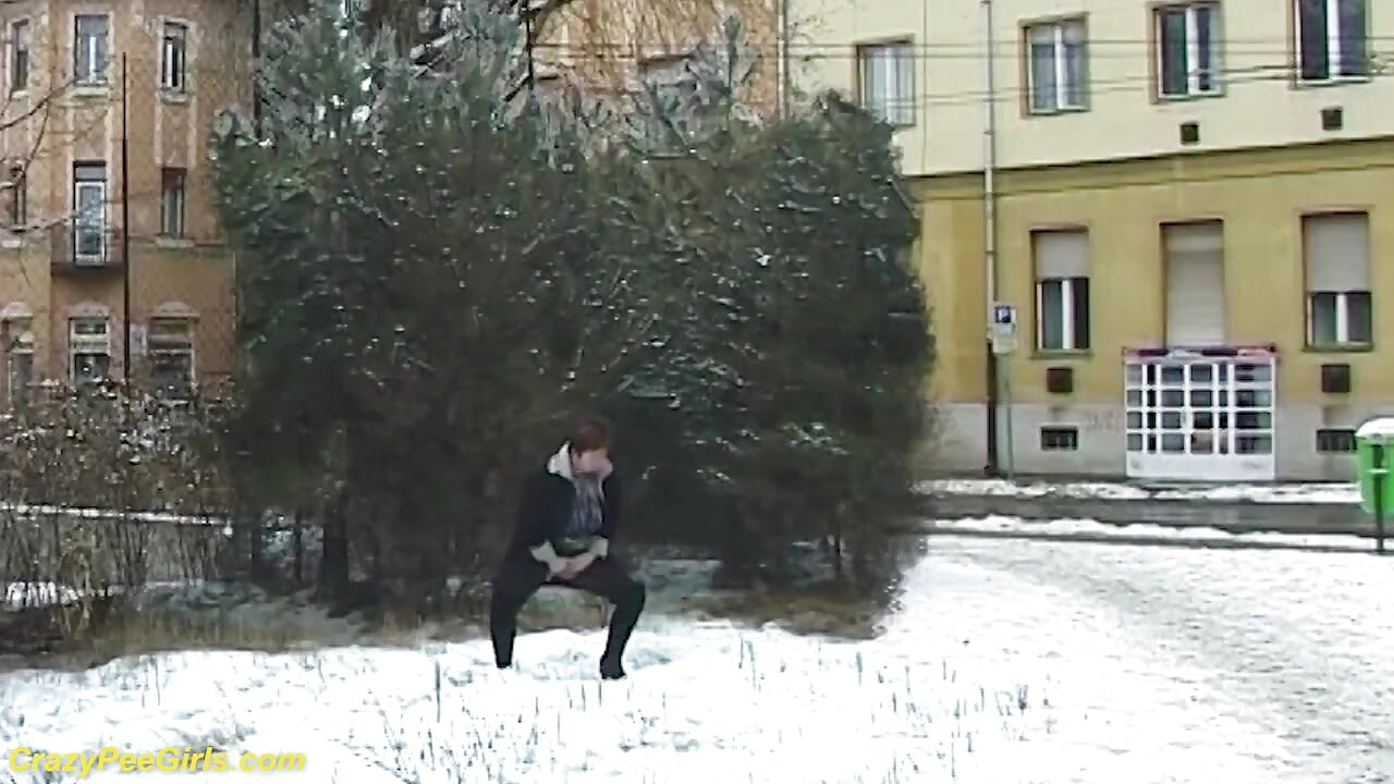 Crvenokosa devojka sa velikim sisama piša u čarapama.