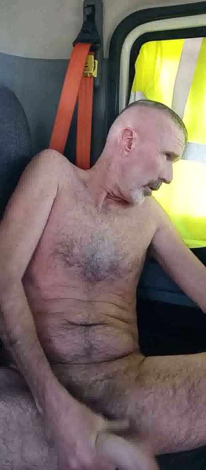 risky naked cum in truck side of road | Klip 1