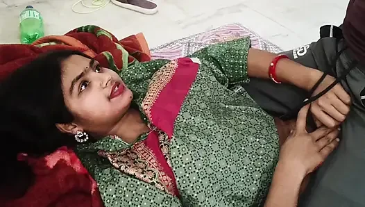 Rekaman seks tante semok india dientot gaya doggy sama devar di kamar tidur