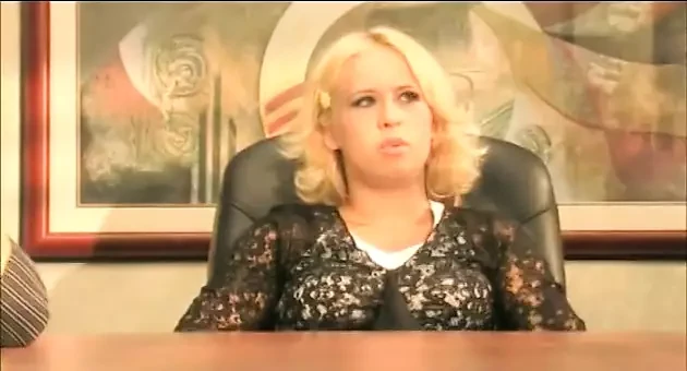 Starija plavuša i obdareni momak duplo timski tinejdžer na stolu lupaju njenu pičku
