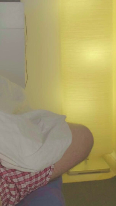 Moja pokćerka ujutro potajno pije moju spermu. Ostavljajući crveni ruž na mom kurcu | Isječak 1