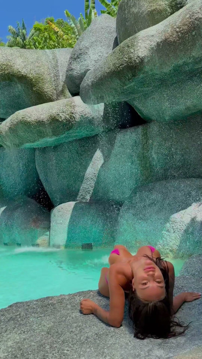 Hot Monika Fox posa en bikini rosa sexy en locaciones exóticas | Clip 1