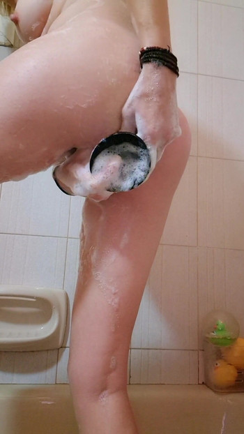 Snažan trenutak iz "Masgurbating in shower with bog toy and squrting mmmmmmmm"