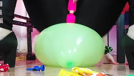 ShyyFxx rubs and pops balloons with her ass!