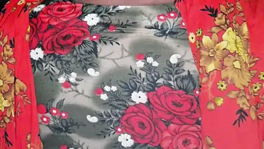 Adegan istri berpakaian saat mandi
