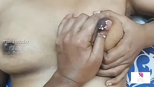 Hintli ev hanımı kocası tarafından sikiliyor, edepsizce konuşuyor. Kesilmemiş Sürüm
