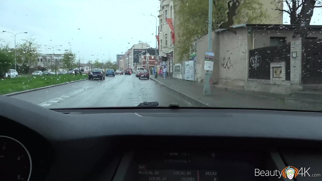 Sürtük dövmeli esmer için sert üçlü seks