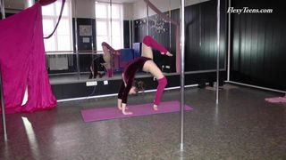 Русская темноволосая гимнастка занимается любовью в ее движениях