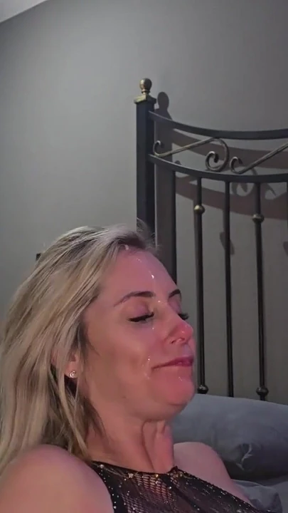 Érzelmes pillanat az "Amatőr milf hatalmas cumshot az orrán"