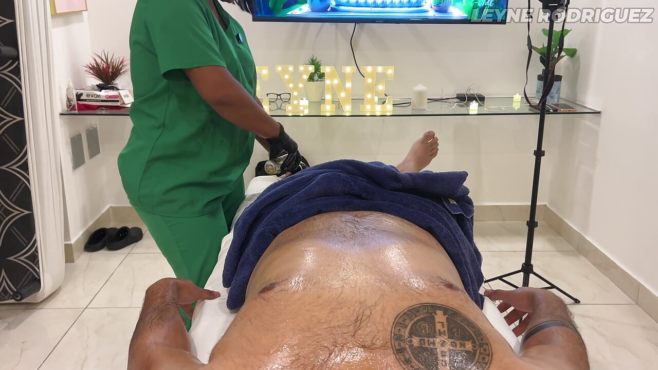 Prazer subestimado - linda latina faz uma massagem especial com final feliz