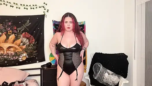 Tüm iç çamaşırlarımı deniyorum - striptiz, sikişmeye çalış, çıplak