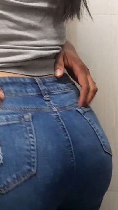 Me pajeo con mis tetas y le chupo la verga negra a mi padrastro pervertido, con el juguete de mamá en mi culo gordo | Clip 1
