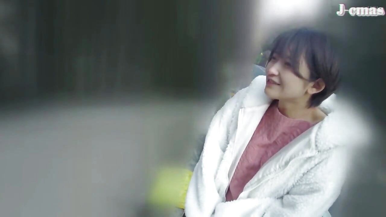 Eine gewagte Schönheit umarmt das Open Air und hinterlässt eine warme Spur, wo die Leidenschaft überquellen 1. Hälfte - C