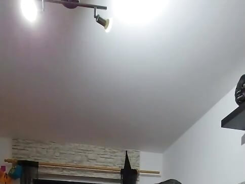 Мілфа пестить пальцями зяючу пизду до оргазму, з якої капає