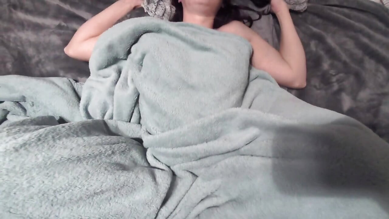 papai-e-mamãe em primeiro plano com esposa ruiva sob cobertores de velo