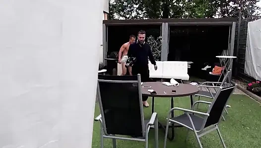 Olgun iri güzel kadın oyuncu seçmelerinde kanepede sikiliyor