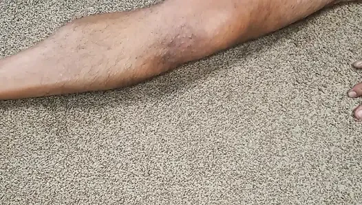 Yumuşak çıplak ayaklarına tapıyor ve yarağıma mastürbasyon yapıyor