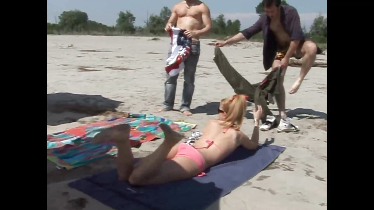 ممارسة الجنس في الهواء الطلق مع العاهرة الشقراء في الحرارة!