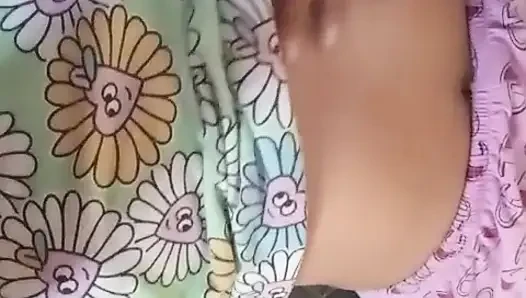 Büyük memeli ve ıslak amcıklı dildo şehveti ile banyo odasında Sri Lankalı kız musterbasyonu