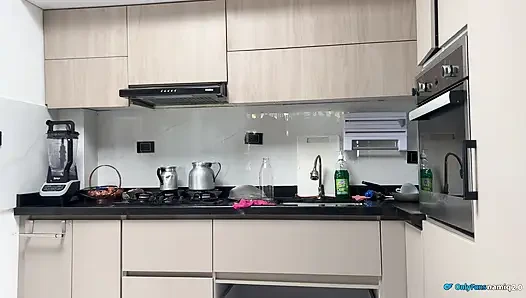 Azgın üvey anne üvey oğlunun yarağını yiyor ve kız öğrenci gibi biniyor!