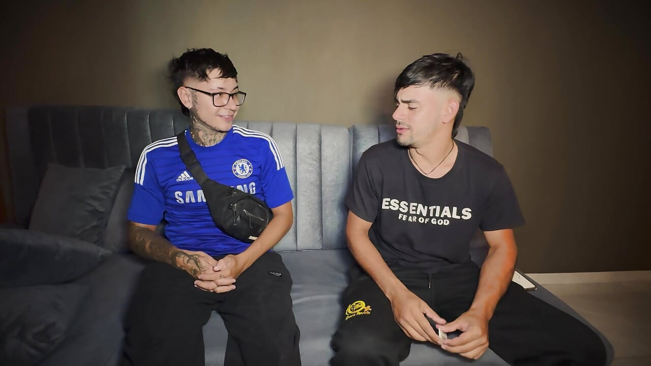 Moje bývalá přítelkyně chtěla zkusit něco jiného, zavolal jsem své nejlepší kamarádce, aby její první sexy trojka!