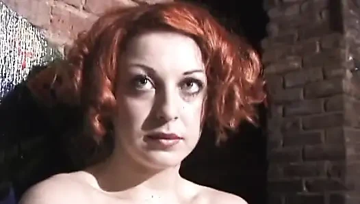 Seksi kız bağlıyken göğüslerini okşuyor