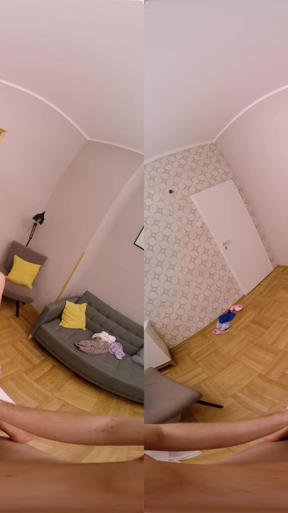 Приголомшливий момент від "Дві дівчини по черзі масажує мій член - віртуальне справжнє порно"