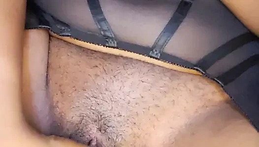 Aku lagi asik fingering memeknya sampai kencing di memekku