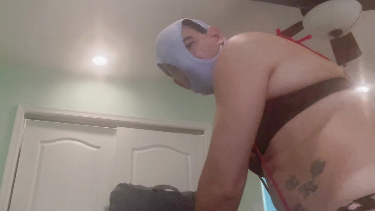 Принимаю бутылку в мою задницу