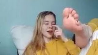 Une blonde sexy montre ses pieds sur Instagram en direct