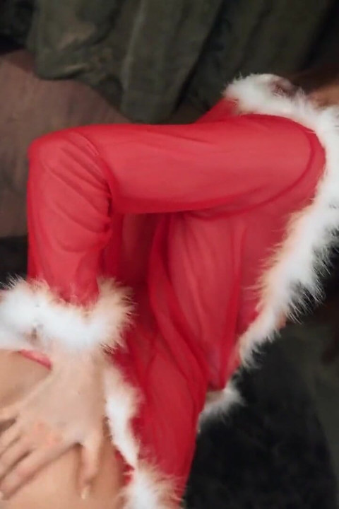 Ekte amatører - Hot Brunette gir kjæresten sin en juleblowjob