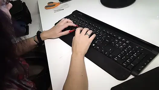 Yarak emen Fransız bayan sikiliyor ve dölle kaplanıyor