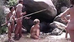 裸体主义者家庭去山上旅行（1960年代复古）