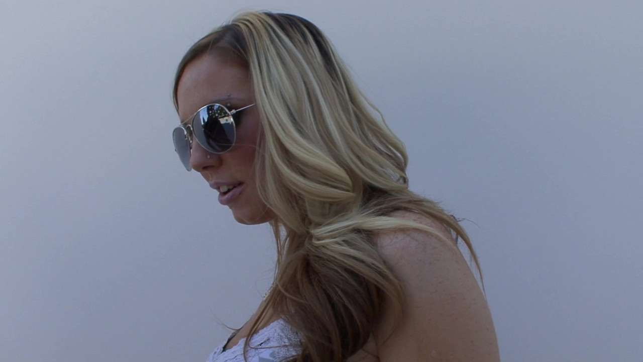 妮可泰勒在她的热洞里被一个巨大的鸡巴操