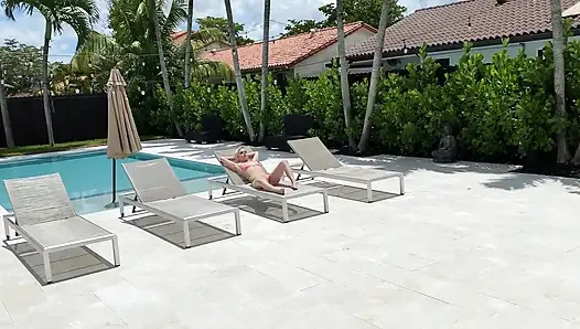 Симпатичная блондинка Aria Banks обожает сосать мой член на улице у бассейна