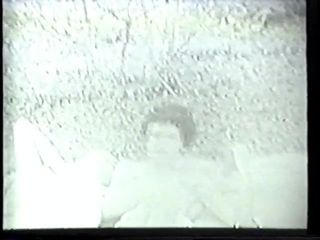 Un video vintage mostra una mora bollente che si fa scopare la figa all&#39;aperto