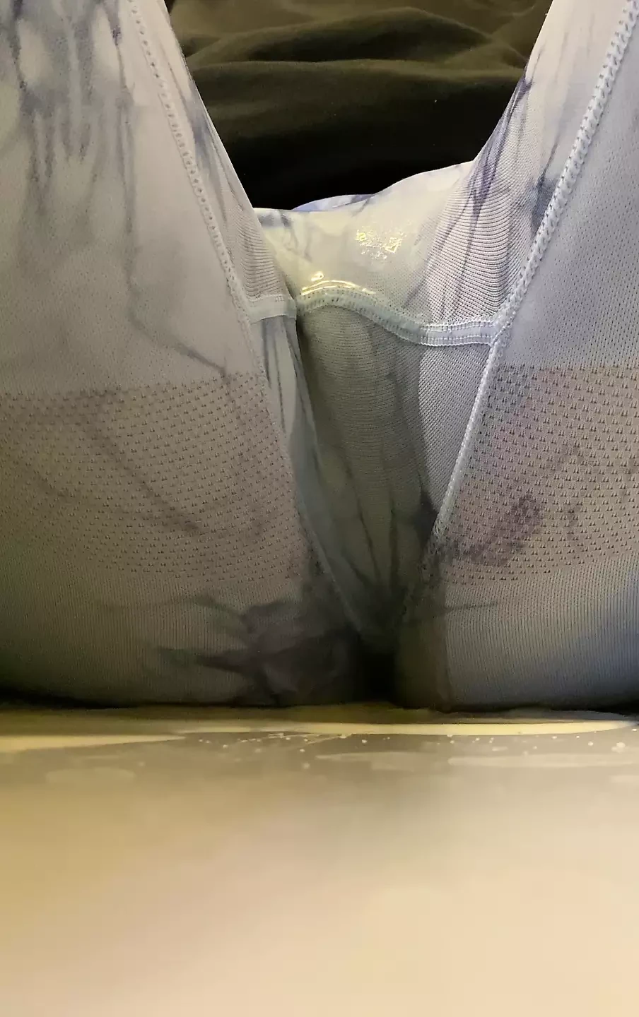 Kencing dengan legging pantat biru baruku