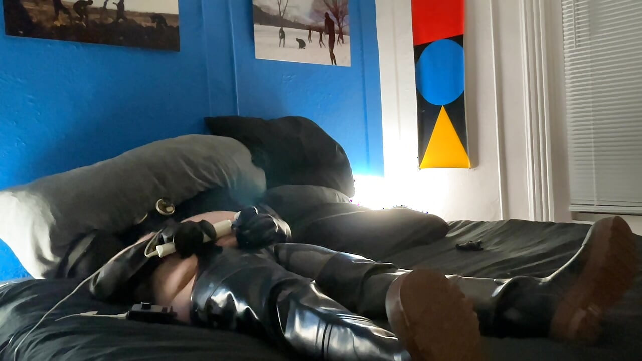 ガズマスクをつけたぽっちゃりラテックスのクマが魔法の杖で射精し、ペニスは大きな風船に閉じ込められている