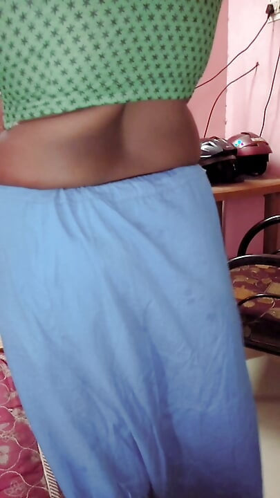 Istri tamil india renu lagi asik muasin memeknya pakai handuk sambil bugil sambil pakai kain sperma hangat! Indianhotwifex