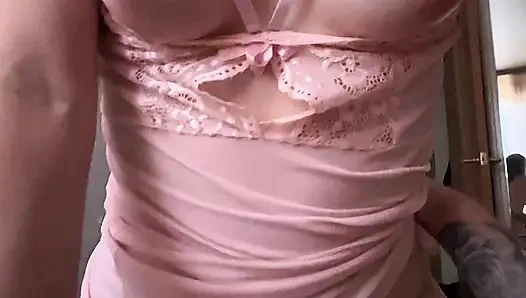 Güzel döllü kız zıplıyor